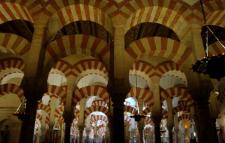 Arcos Bicolores Que Dan Luz A La Mezquita De Córdoba